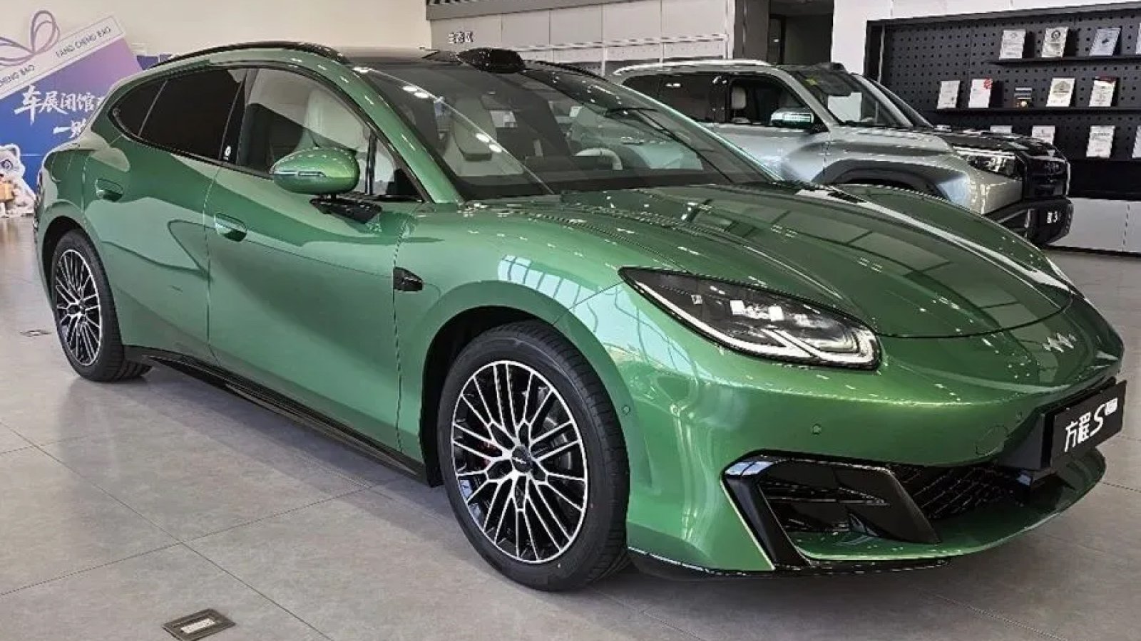 BYD Fang Cheng Bao Formula S GT สีเขียว มุมด้านหน้า-ข้าง ตัวถังทรงสเตชั่นแวกอน