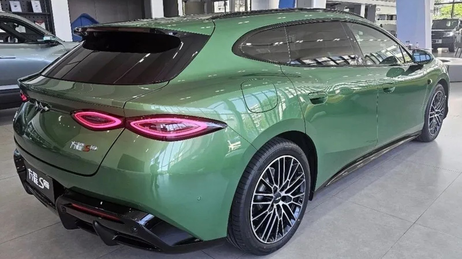 Fang Cheng Bao Formula S GT มุมด้านท้าย ไฟท้ายทรงเพชรและแร็คหลังคา