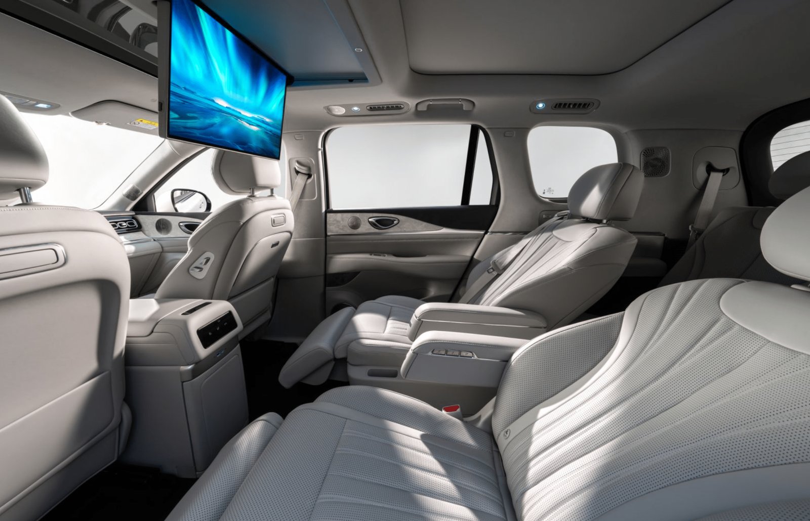 ห้องโดยสารด้านหลัง BYD Sealion 08 พร้อมจอเพดานและเบาะปรับเอนแบบ zero-gravity
